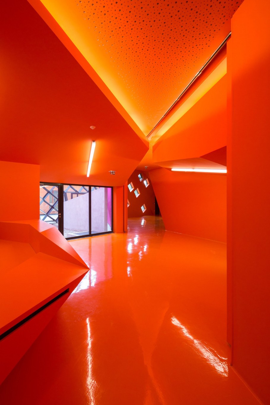 Покраска стен в гостиной в современном стиле валиком