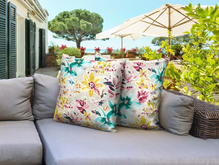 Уютная кровать с подушками