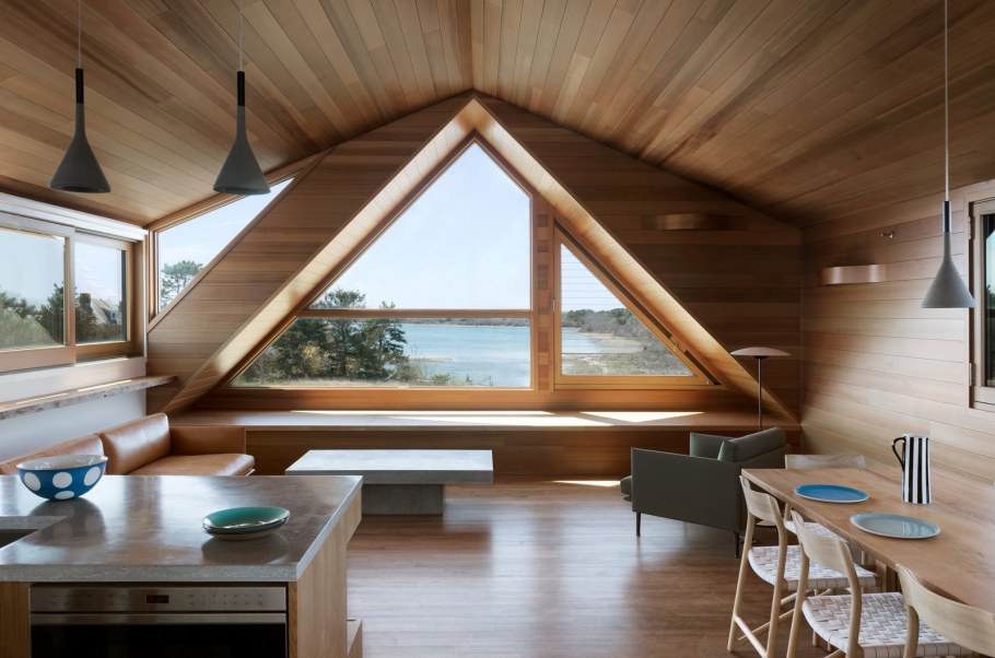 Комната с ломаной крышей