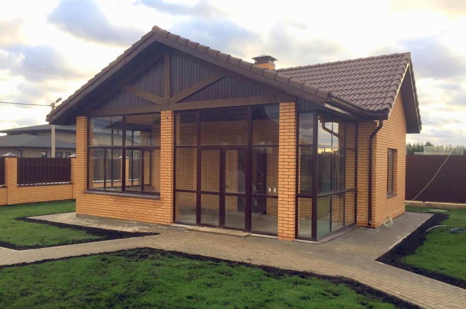 Баня с беседкой из кирпича