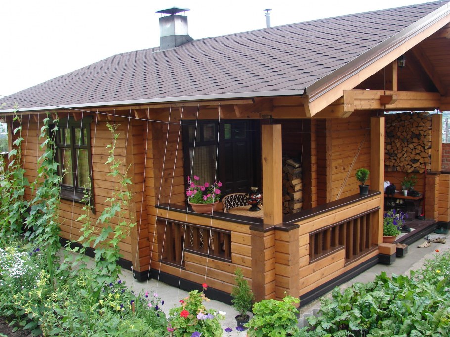 Деревянная баня с террасой