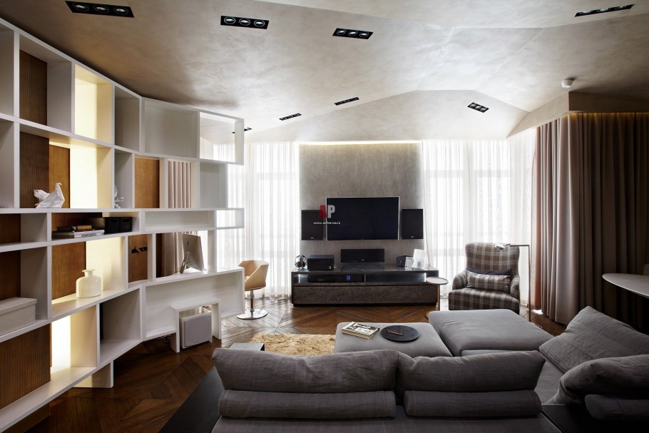 Телевизор между окнами