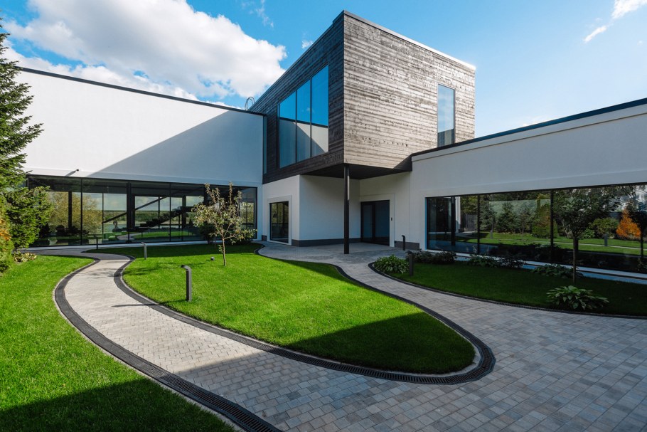 Современный дом из стекла и бетона