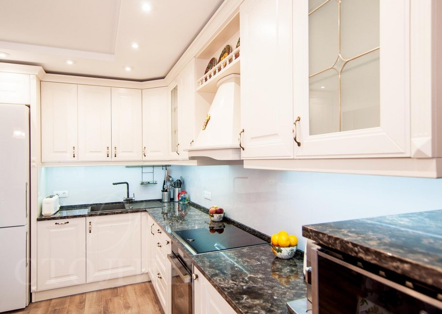 Кухня с кремовый краном