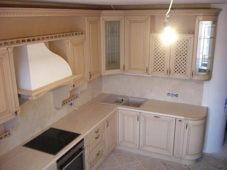 Кухонный гарнитур светлый с балясинами