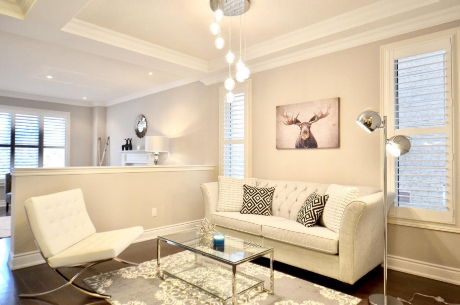 Гостиная в светлых теплых тонах