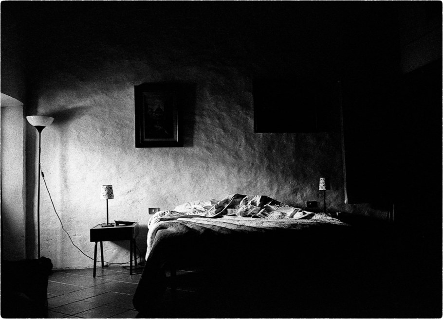 Вид современный дом с красной подсветкой