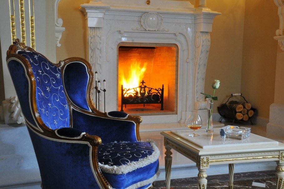 Кресло у камина
