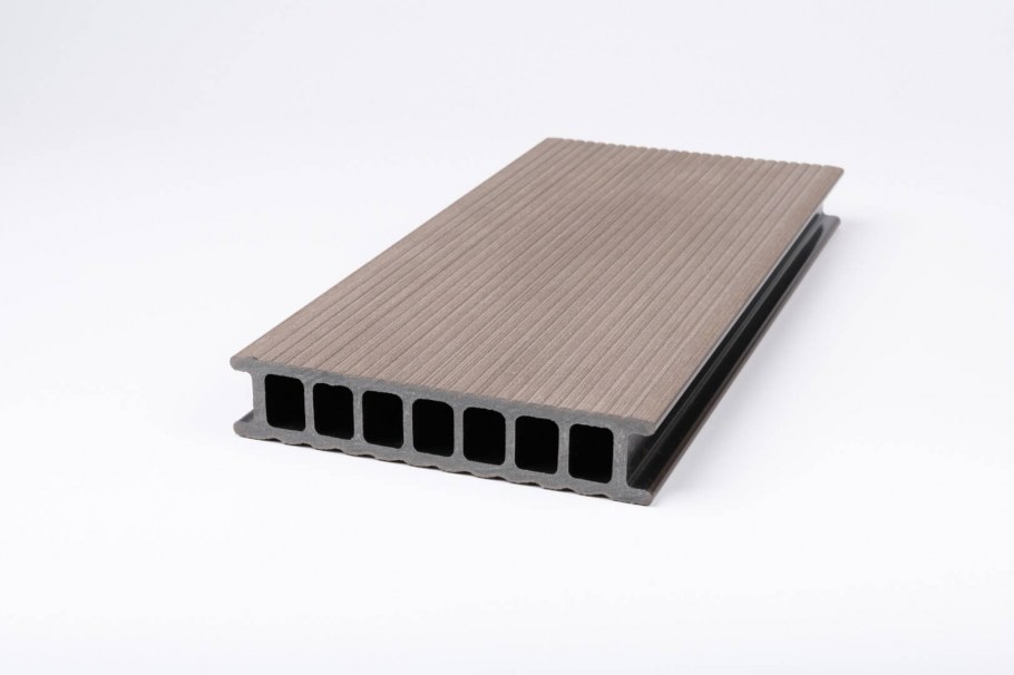 Террасная доска у дома