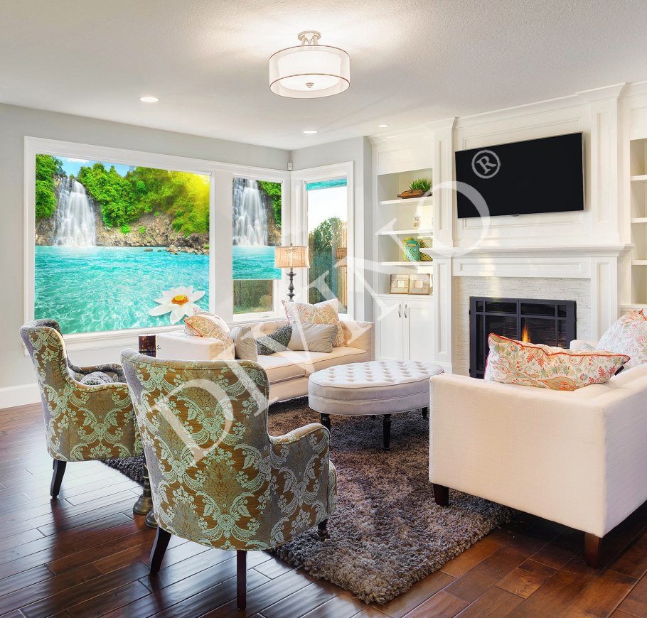 Гостиная с камином и столом