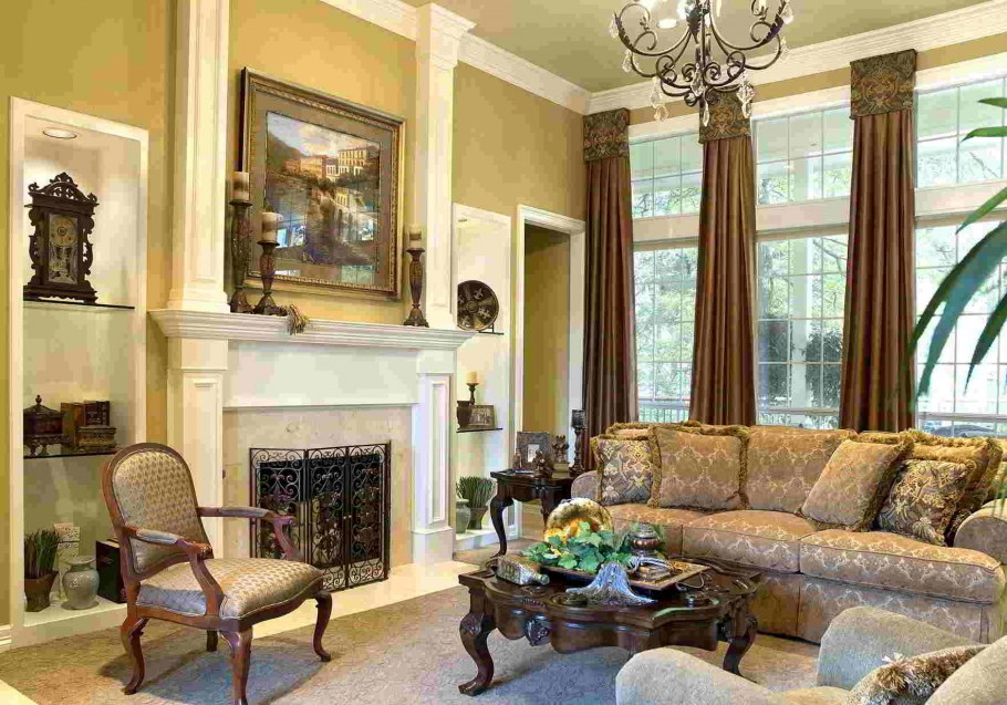 Классический интерьер гостиной с камином