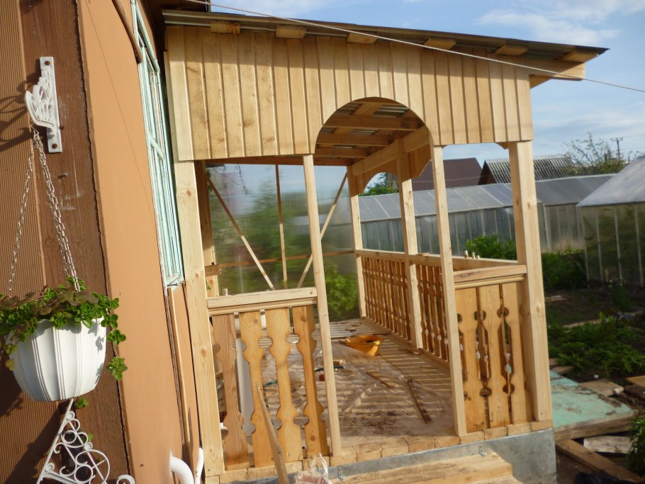 Деревянное крыльцо для частного дома с навесом