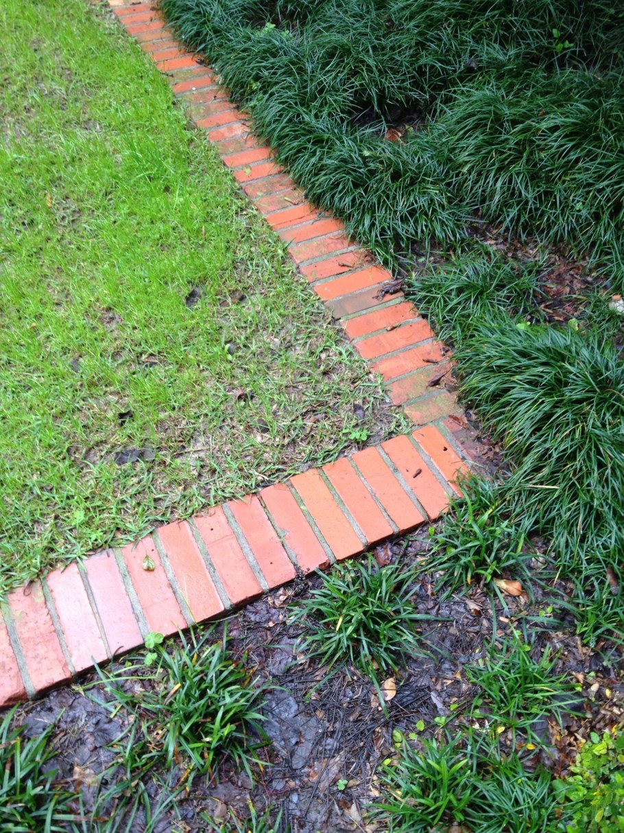 Бордюр из кирпича для клумбы