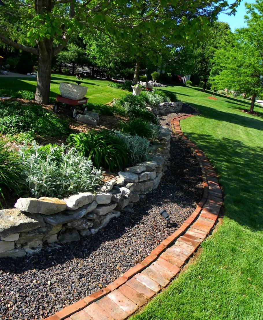 Ограждение для клумбы из камня