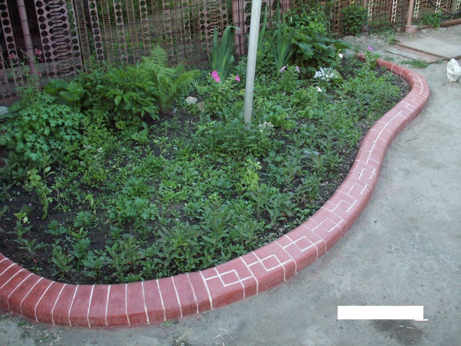 Ограда для клумбы из кирпича