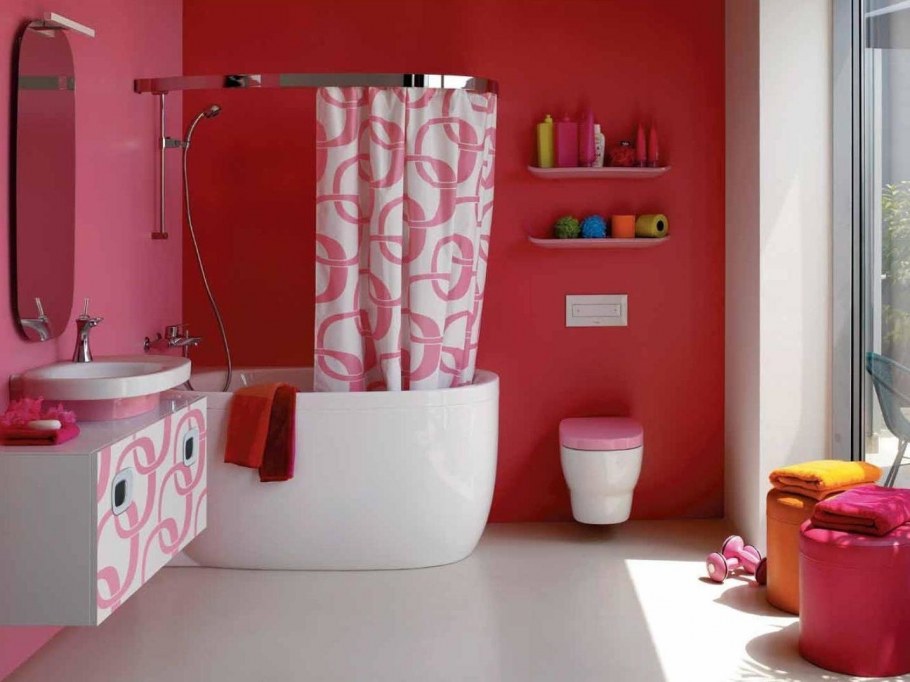 Ванна с окрашенными стенами