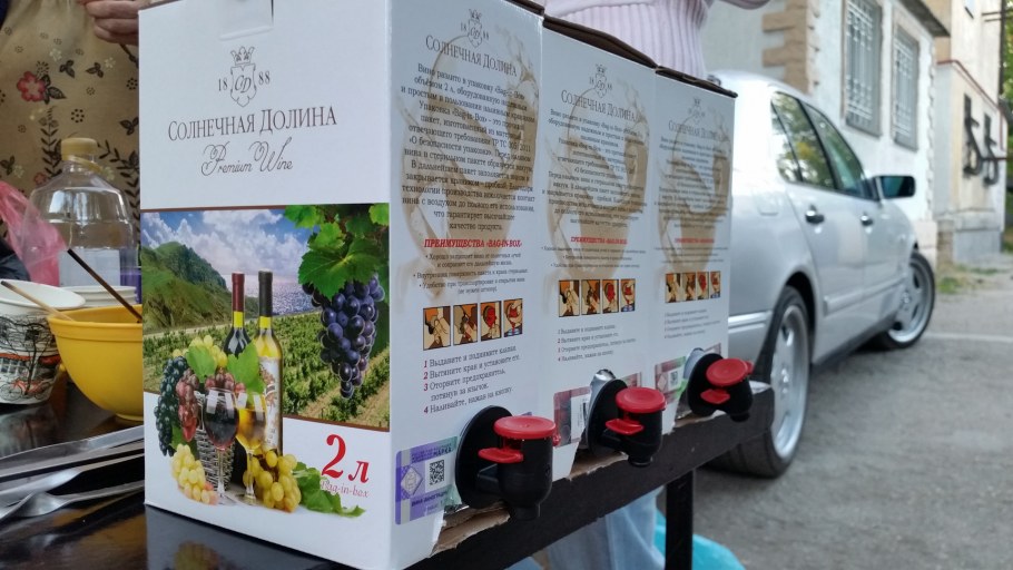 Бело желтая кухня