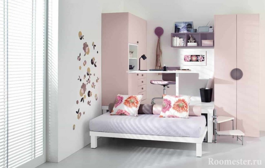 Письменный стол в комнату девочки