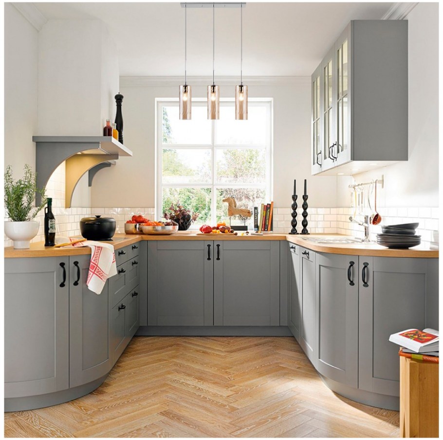 Белая кухня с деревянной столешницей