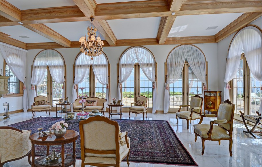 Зал с арочными окнами