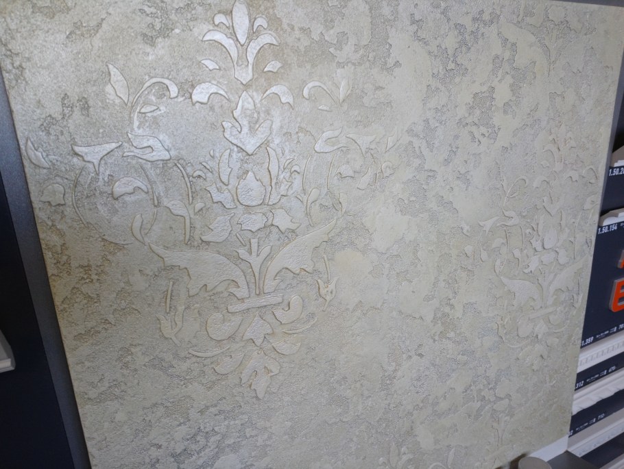 Орнамент на стене в интерьере