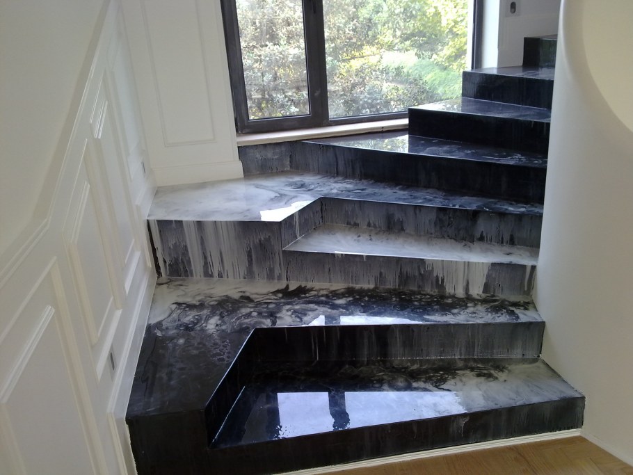 Наливной пол на лестнице