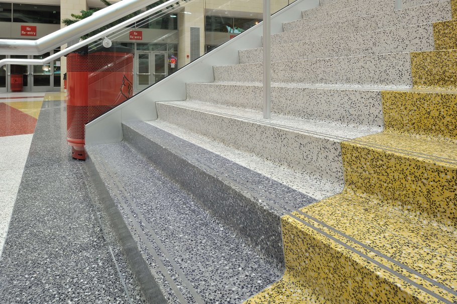 Наливные полимерные ступени лестницы