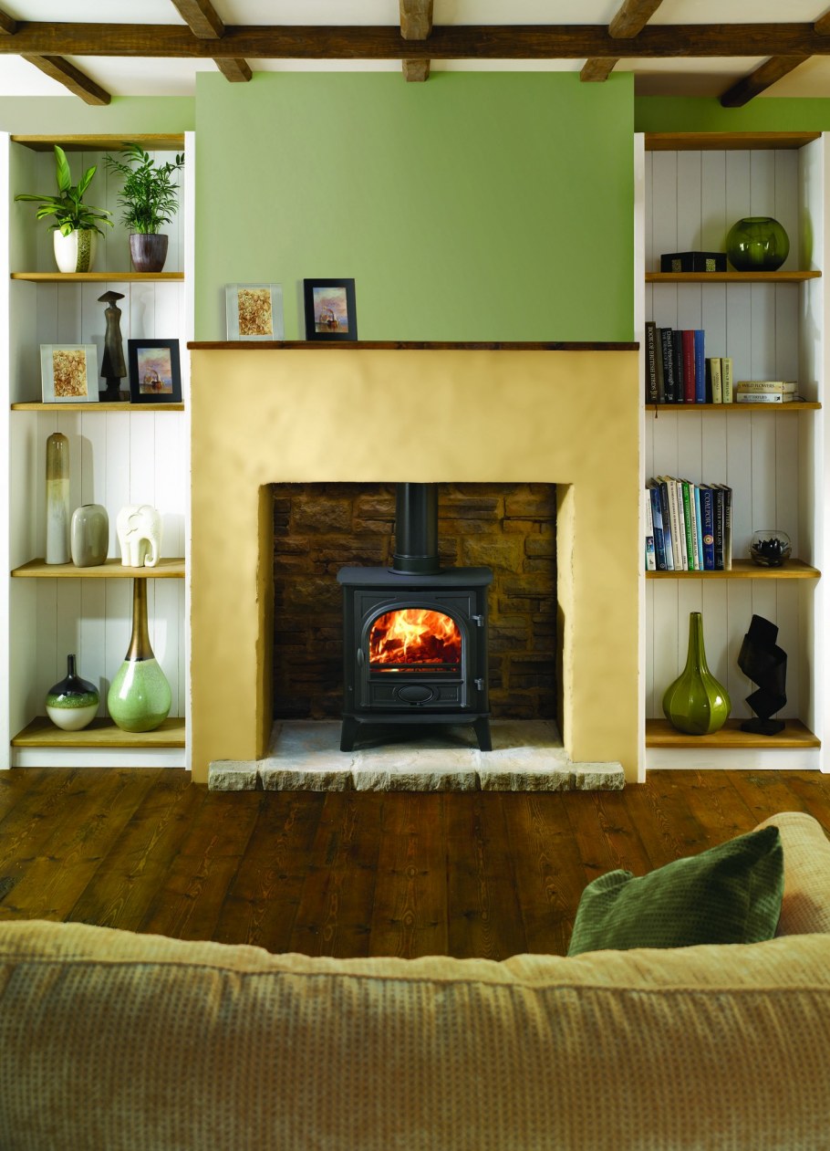 Камин в небольшой комнате