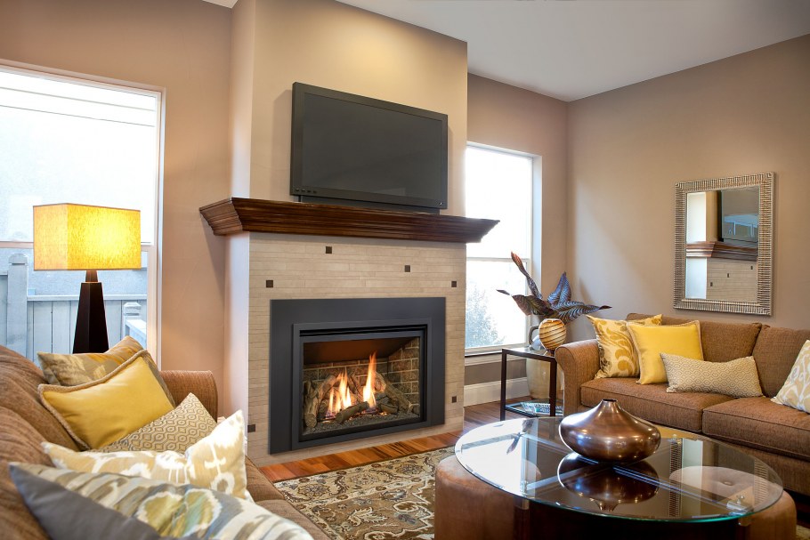 Телевизор над камином