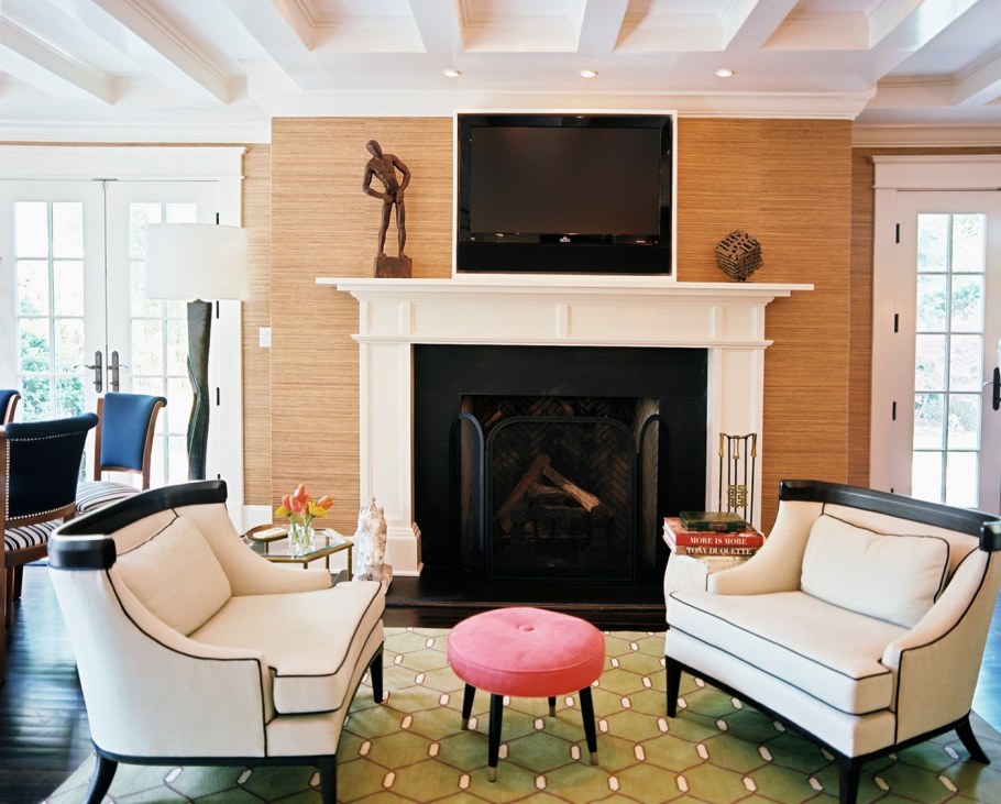 Гостиная и столовая разделены камином