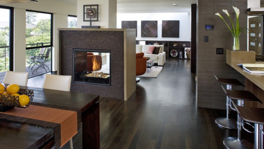 Гостиная с печью камином