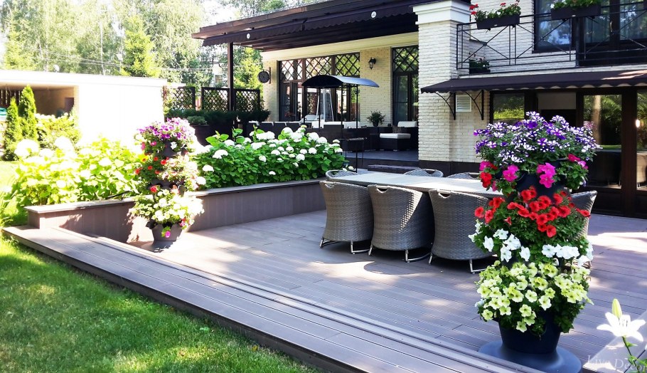 Площадка с цветами