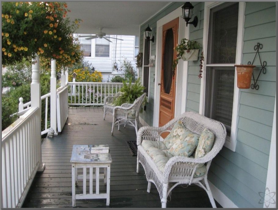 Веранда в сером цвете