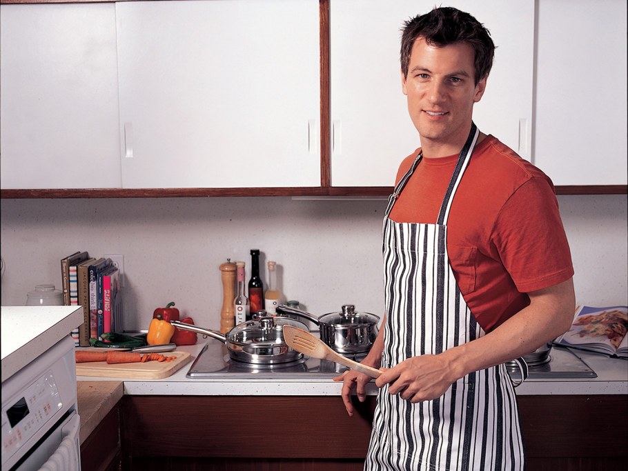 Мужчина на кухне