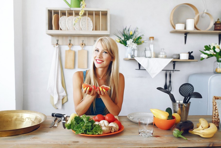 Блондинка на кухне