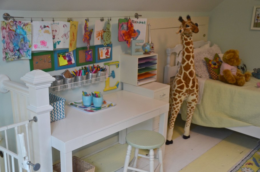 Творческий уголок дома для ребенка