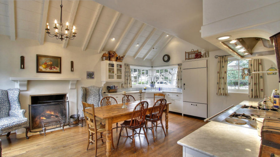 Английский домик внутри