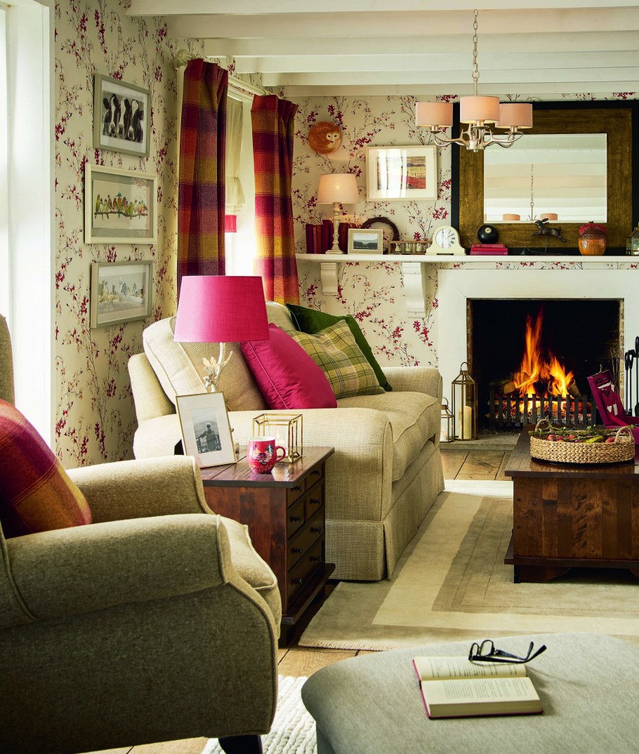 Гостиная с камином в стиле Кантри