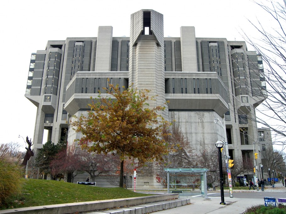 Здание библиотеки имени Джона Робартса университета Торонто