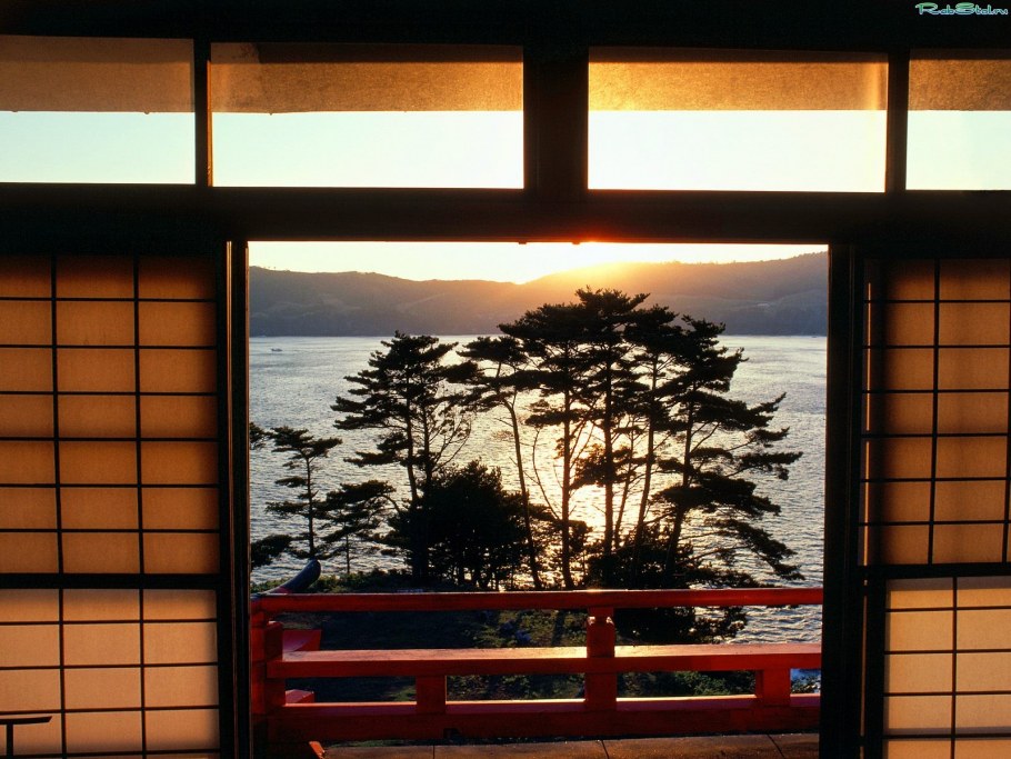 Черная оконная рама