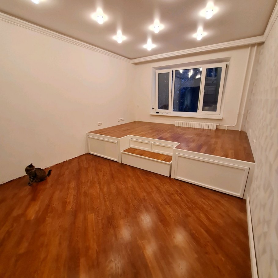 Кровать подиум у окна