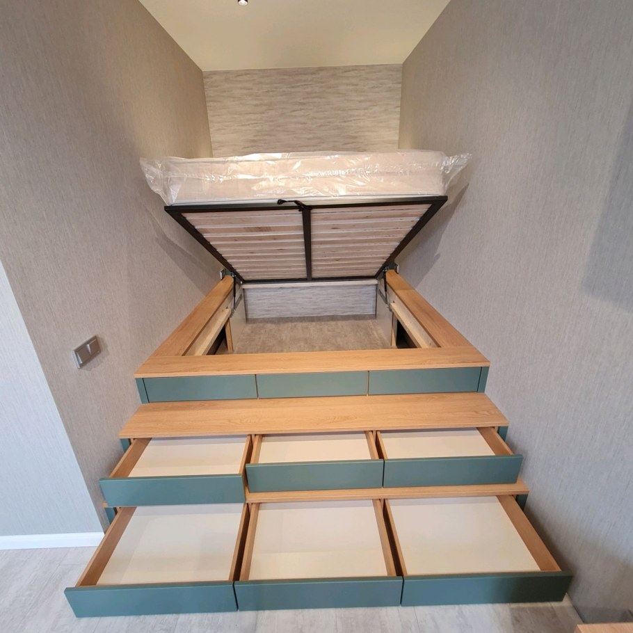 Интерьер спальни с подиумом