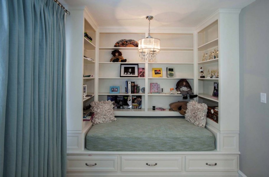 Кровать на подиуме с ящиками в интерьере