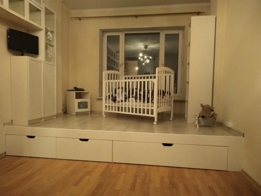 Кровать-подиум с ящиками