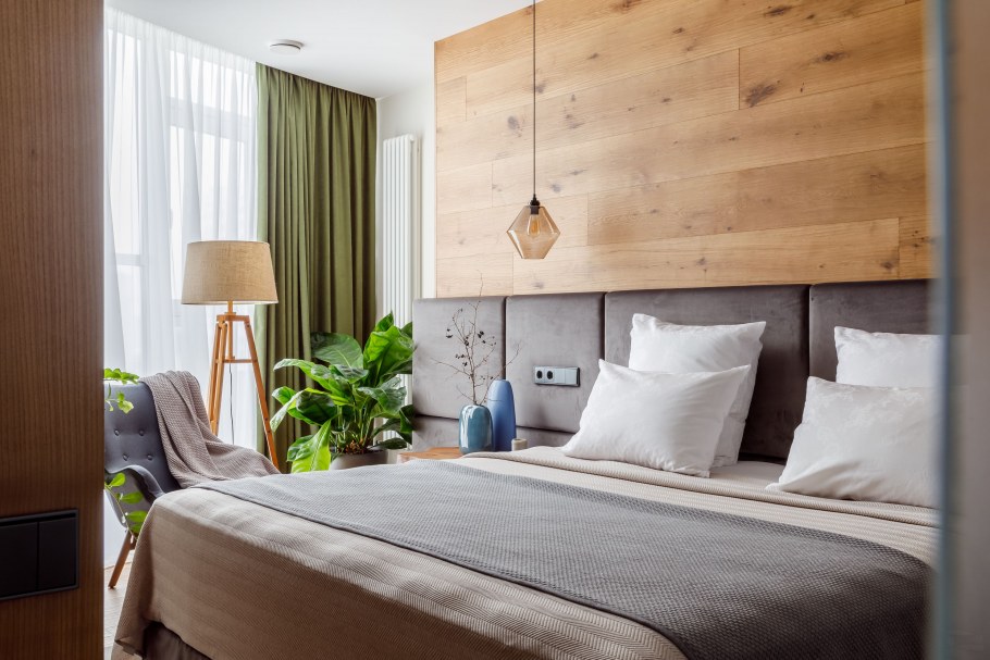 Уютная спальня для семейной пары в загородном доме