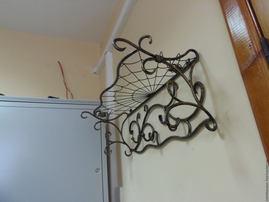 Кованая вешалка на стену