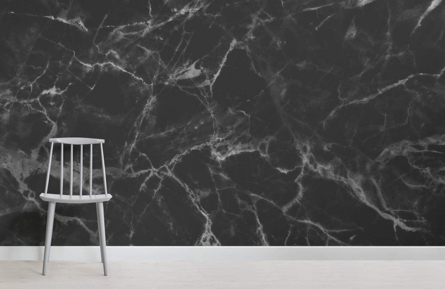 Черная мраморная стена