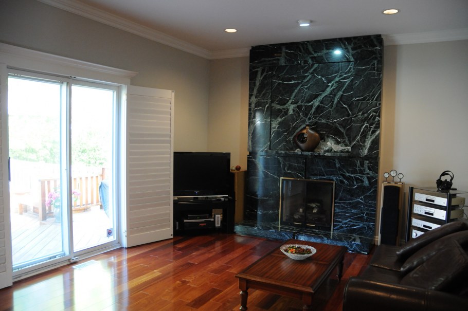 Черный мрамор в интерьере гостиной