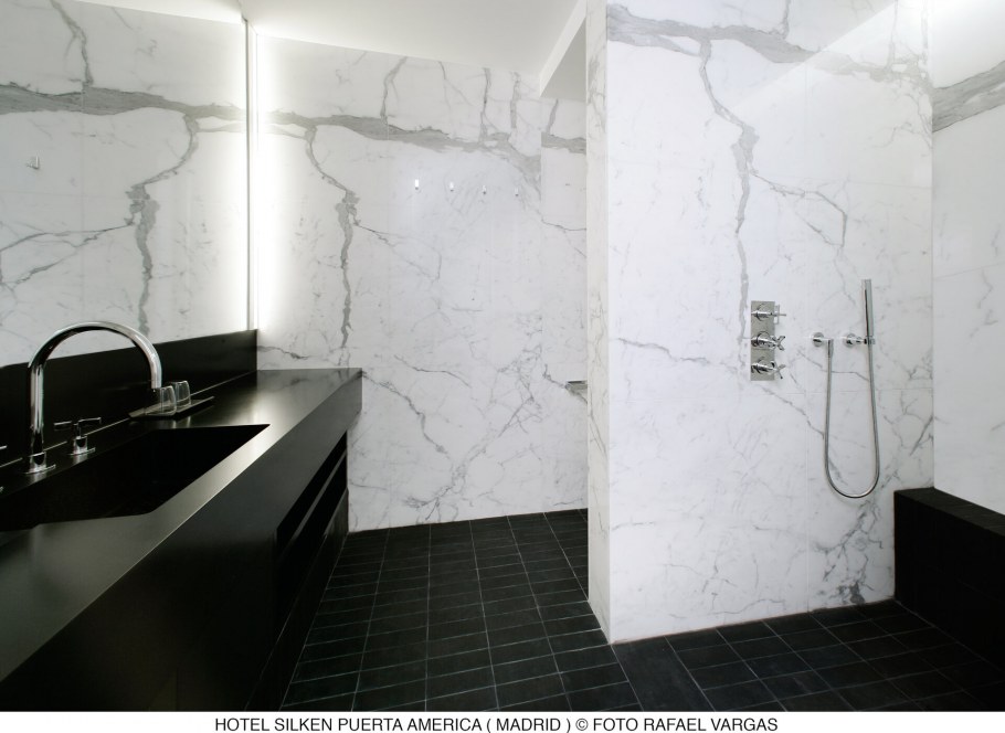 Туалет с черным и белым мрамором