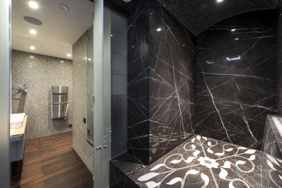 Черная мраморная плитка в коридоре